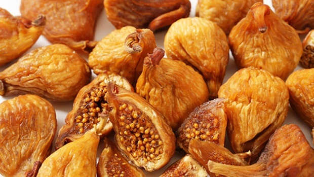 Zeytinyağında bekletilmiş 2 kuru inciri sabah kahvaltıda yerseniz öksürük ve astıma iyi gelir. Bu kürün en az 6 ay boyunca uygulamalısınız.