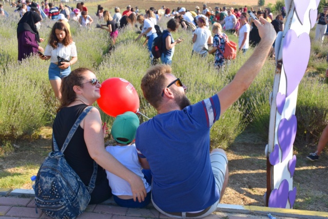 Silivri Belediyesi 4. Lavanta Hasat Şenliği birbirinden renkli görüntülere sahne oldu. Binlerce kişinin hasat yaptığı ve fotoğraf çektirdiği şenlik muhteşem geçti.