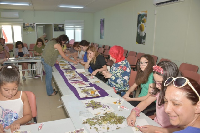 Silivri Belediyesi 4. Lavanta Hasat Şenliği birbirinden renkli görüntülere sahne oldu. Binlerce kişinin hasat yaptığı ve fotoğraf çektirdiği şenlik muhteşem geçti.