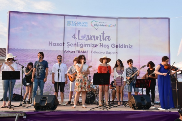 Silivri Belediyesi 4. Lavanta Hasat Şenliği birbirinden renkli görüntülere sahne oldu. Binlerce kişinin hasat yaptığı ve fotoğraf çektirdiği şenlik muhteşem geçti.