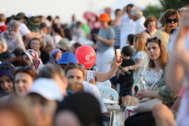 Silivri Belediyesi 4. Lavanta Hasat Şenliği birbirinden renkli görüntülere sahne oldu. Binlerce kişinin hasat yaptığı ve fotoğraf çektirdiği şenlik muhteşem geçti.