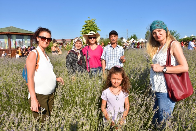 Silivri Belediyesi 4. Lavanta Hasat Şenliği birbirinden renkli görüntülere sahne oldu. Binlerce kişinin hasat yaptığı ve fotoğraf çektirdiği şenlik muhteşem geçti.