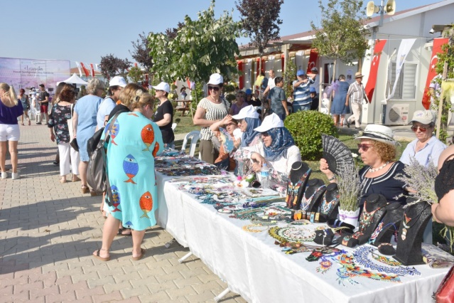 Silivri Belediyesi 4. Lavanta Hasat Şenliği birbirinden renkli görüntülere sahne oldu. Binlerce kişinin hasat yaptığı ve fotoğraf çektirdiği şenlik muhteşem geçti.