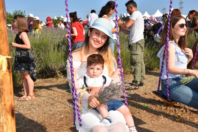 Silivri Belediyesi 4. Lavanta Hasat Şenliği birbirinden renkli görüntülere sahne oldu. Binlerce kişinin hasat yaptığı ve fotoğraf çektirdiği şenlik muhteşem geçti.