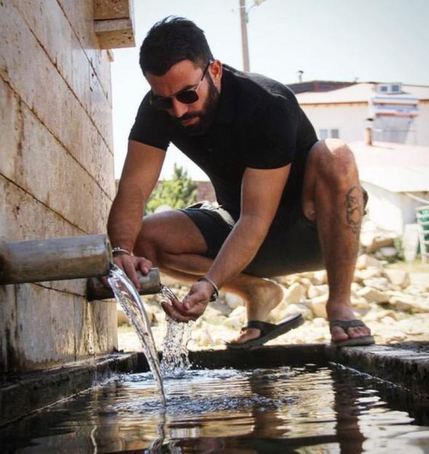 Bu yük altında ezilmediğim için çok mutluyum. Bu yarışa sunulmamın en büyük nedeni 2 şampiyonluğumun olmasıdır. Bu yüzden bana 3 projesinde yer veren ağabeyim Acun Ilıcalı'ya ve beni hiçbir zaman yalnız bırakmayan siz sevenlerime çok teşekkür ederim.