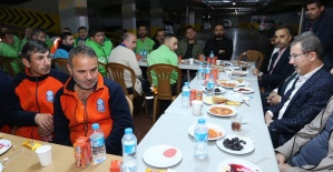 Eyüpsultan Belediye başkanı temizlik personelleriyle sahur yaptı