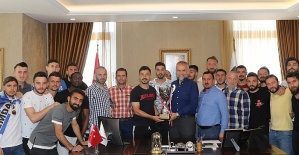 Şampiyon Alemdağspor belediye başkanını ziyaret etti
