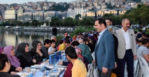 Sütlüce Sahil'de Kurulan Gönül Sofraları Yüzlerce Kişiyi Ağırladı
