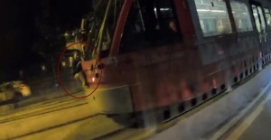 Tramvaya asılan çocuk şoke etti!