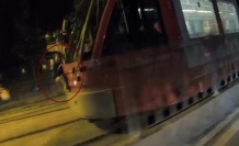 Tramvaya asılan çocuk şoke etti!