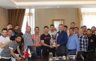 Şampiyon Alemdağspor belediye başkanını ziyaret...